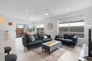 TV - Spacious 5BR Family Home in Peaceful Park Ridge (Park Ridge)