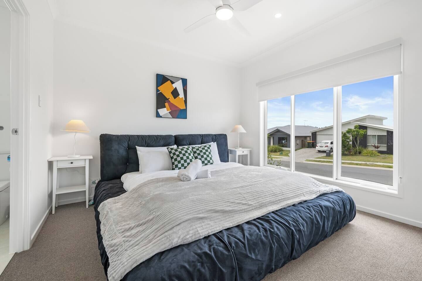 Escritorio, tabla de planchar con plancha, wifi y ropa de cama 