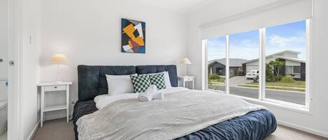 Escritorio, tabla de planchar con plancha, wifi y ropa de cama