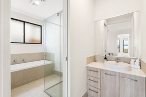 Hair dryer - Modern 4BR Family Home in Peaceful Park Ridge (Park Ridge)