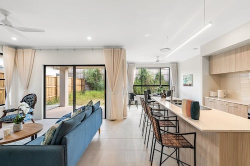 Modern 4BR Family Home in Peaceful Park Ridge