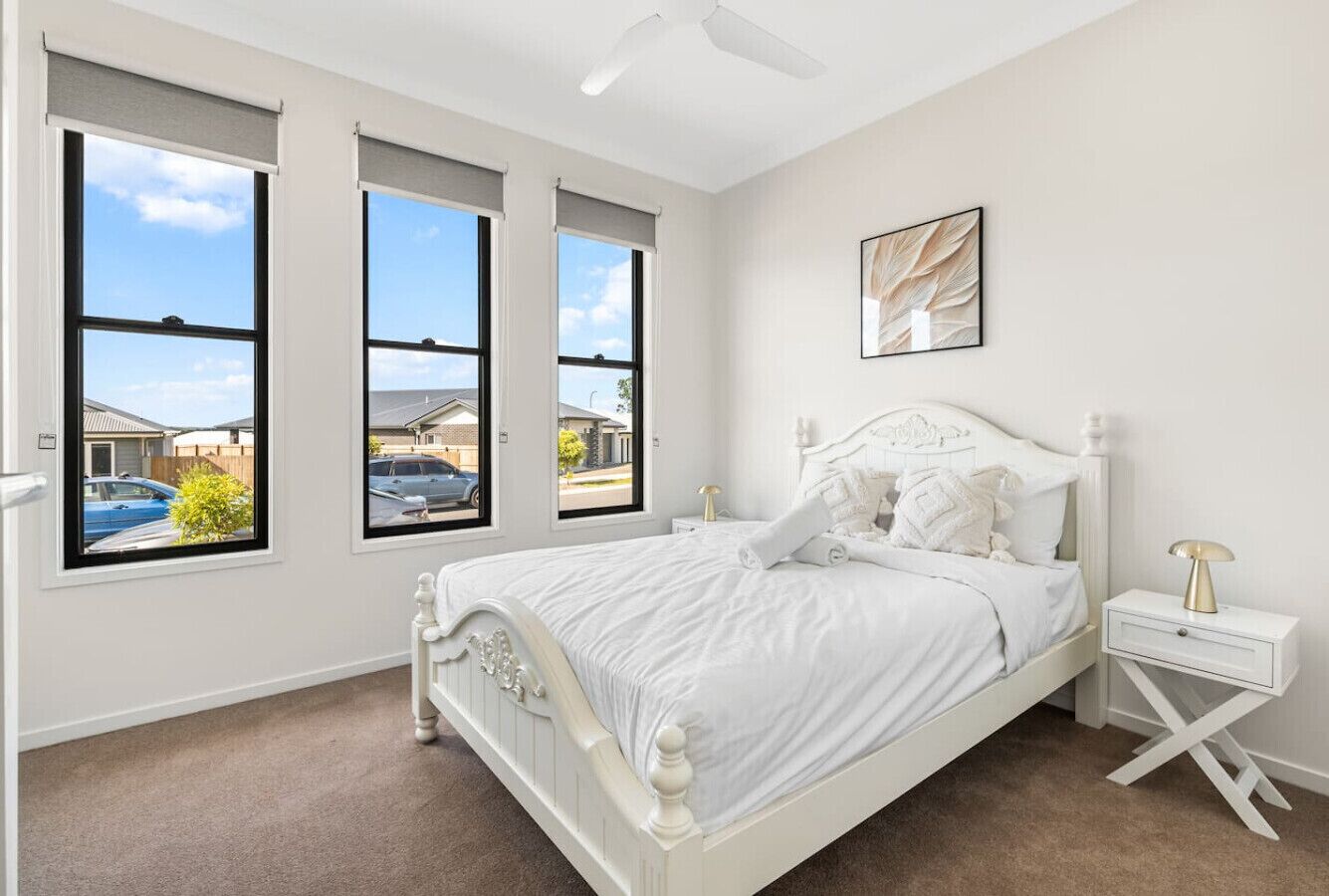 Tabla de planchar con plancha, wifi, ropa de cama