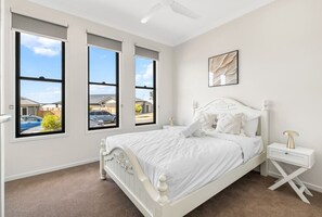 Iron/ironing board, WiFi, bed sheets - Modern 4BR Family Home in Peaceful Park Ridge (Park Ridge)