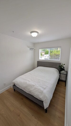 2 bedrooms, WiFi, bed sheets - Bright & Cozy Garden Level Suite (North Vancouver)