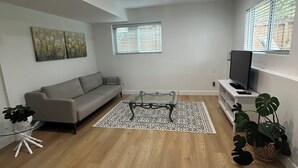 Smart TV - Bright & Cozy Garden Level Suite (North Vancouver)
