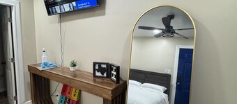 The Blue Door Studio: Modern & Cozy El Paso Stay