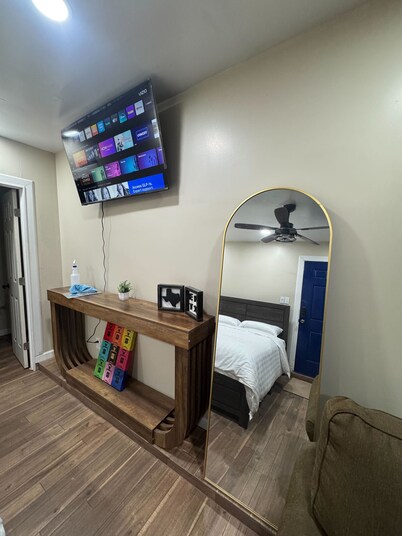 The Blue Door Studio: Modern & Cozy El Paso Stay