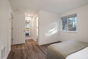 Strykjärn/strykbräda, wi-fi och sängkläder