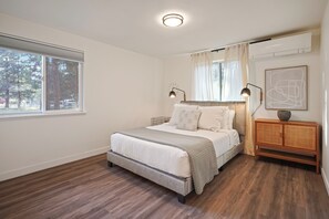 Tabla de planchar con plancha, wifi y ropa de cama