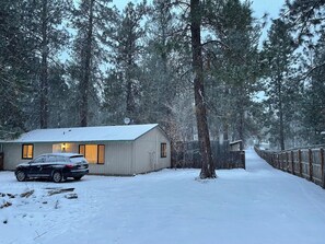 Exterior - Woodhaven House- 1-Acre Bend Oasis, Hot tub, w/office Studio, Pet-Friendly (Bend)