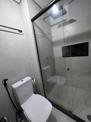 Douche, serviettes fournies, savon, papier toilette
