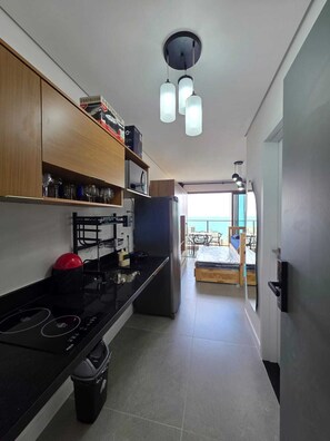 Coffee/tea maker, fridge, microwave, stovetop - Newly opened studio on the 27th floor at Beach Class Meireles!!! (Fortaleza)