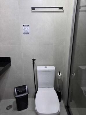 Douche, serviettes fournies, savon, papier toilette