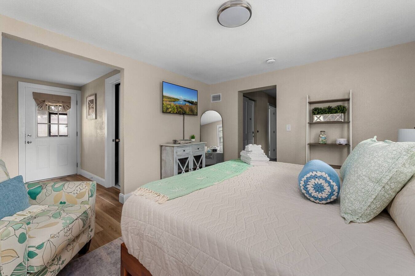 Skrivebord, strykejern/-brett, reiseseng for barn og wi-fi