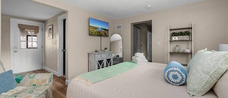 Skrivebord, strykejern/-brett, reiseseng for barn og wi-fi