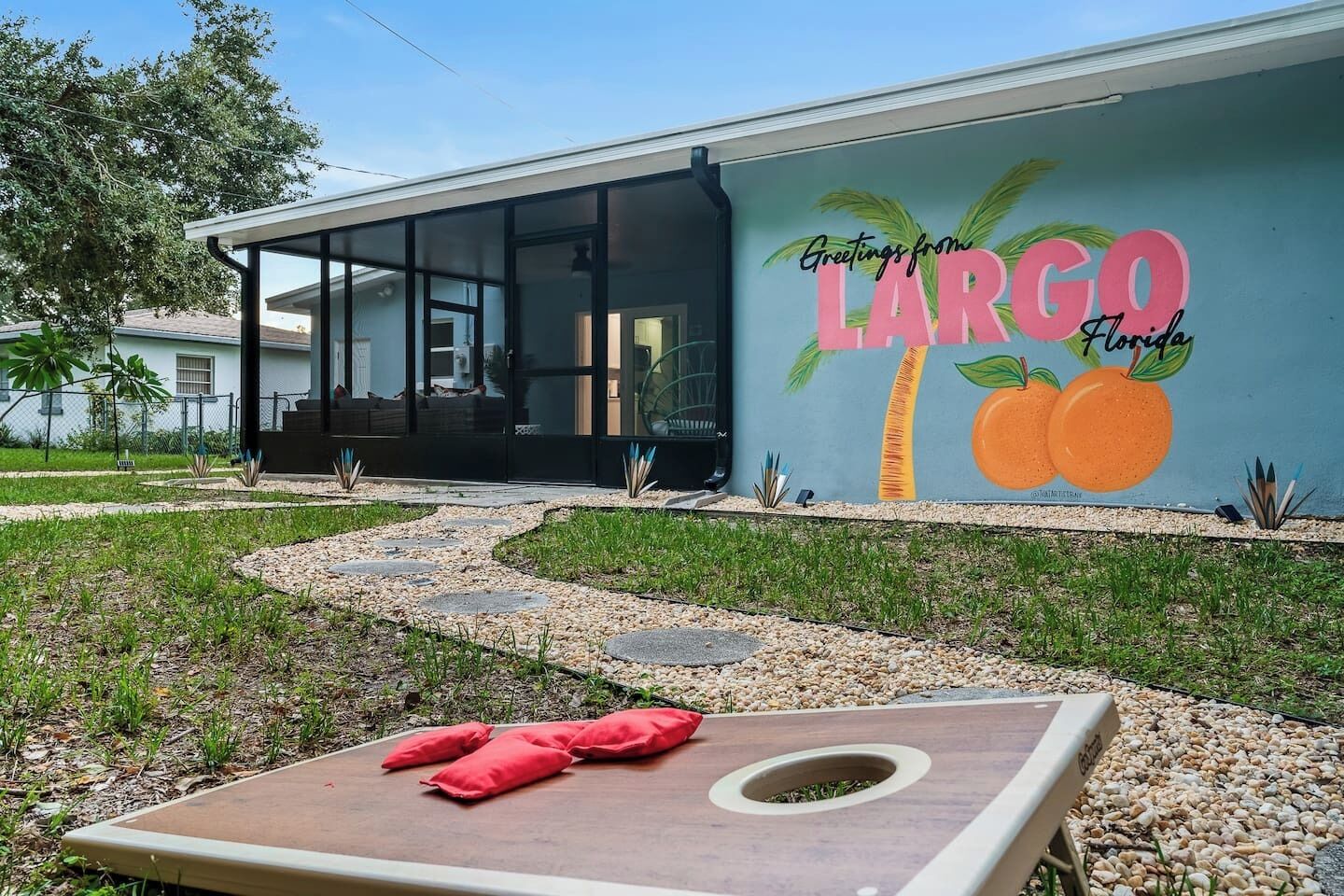Un edificio moderno con entrada de vidrio y un mural de LARGO Florida.
