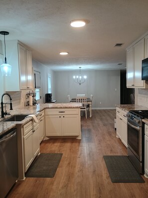 Micro-ondes, four, plaque de cuisson, lave-vaisselle