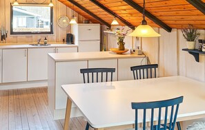 Kühlschrank, Mikrowelle, Herdplatte, Wasserkocher mit Kaffee-/Teezubehör