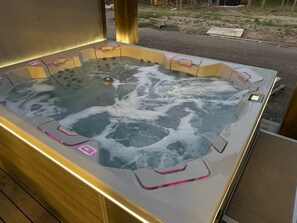 Outdoor spa tub - Yellowstone Adventure Lodge (Fremont County)