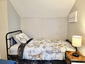 4 soveværelser, pengeskab på værelset, skrivebord, strygejern/strygebræt