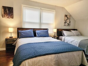 4 bedrooms, in-room safe, desk, iron/ironing board - The Desired Haven (Detroit)