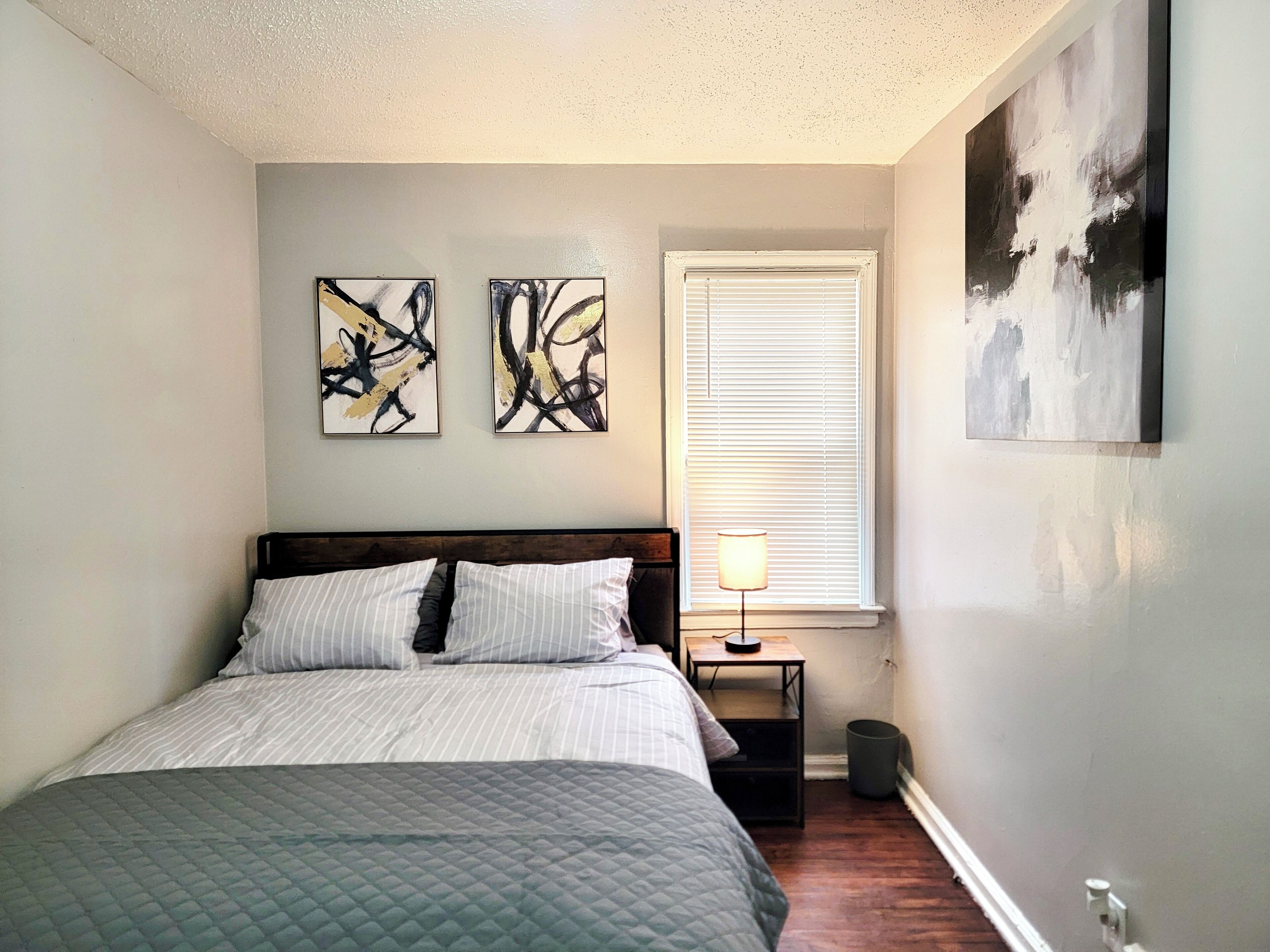 4 間睡房、房內夾萬、書桌、熨斗/熨衫板