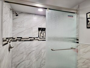 Regadera, secadora de cabello, toallas, jabón 