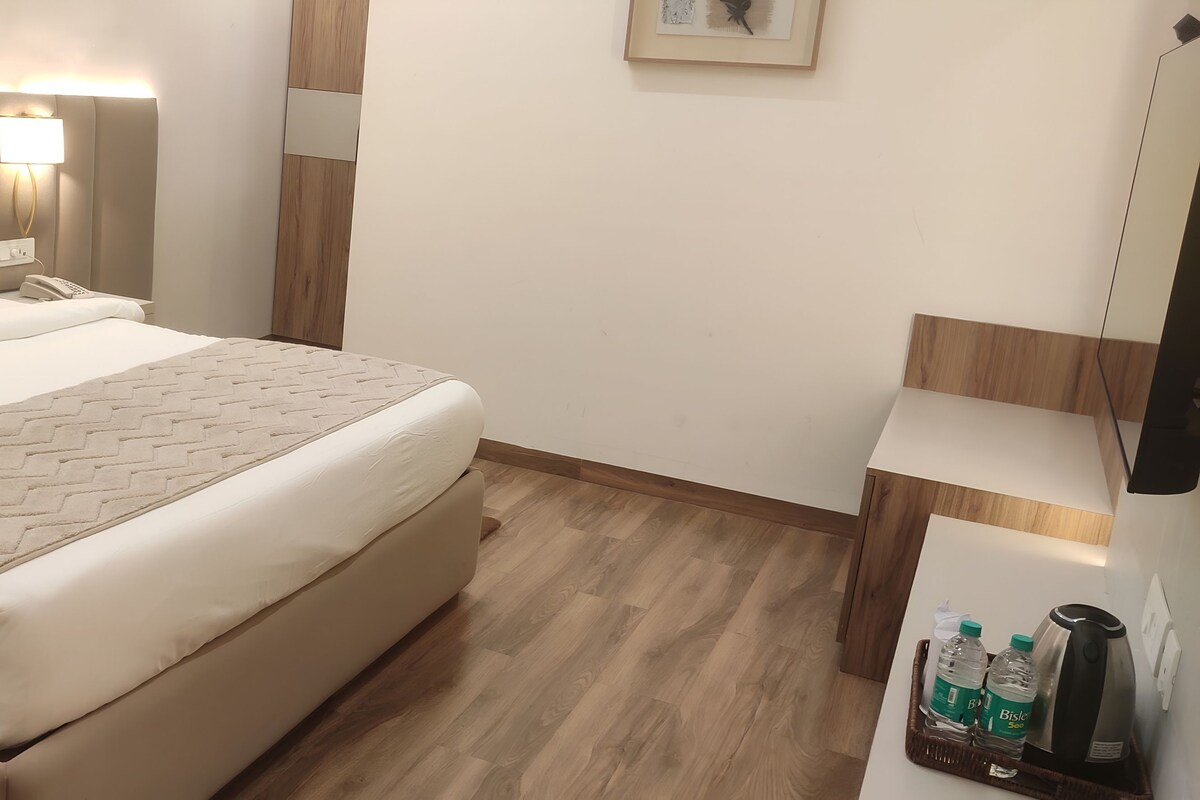 Chambre Deluxe | Literie hypoallergénique, coffre-fort, bureau, fer et planche à repasser