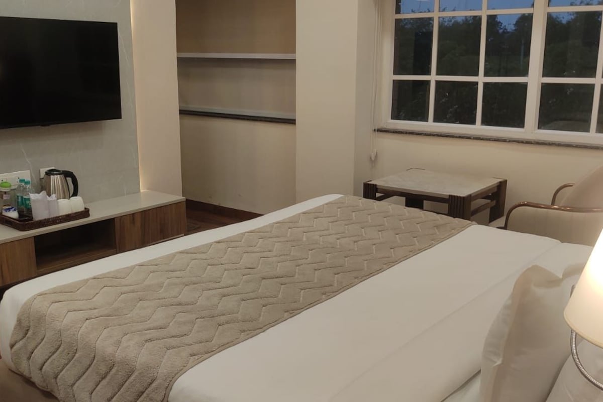 Habitación Deluxe | Ropa de cama hipoalergénica, caja fuerte, escritorio