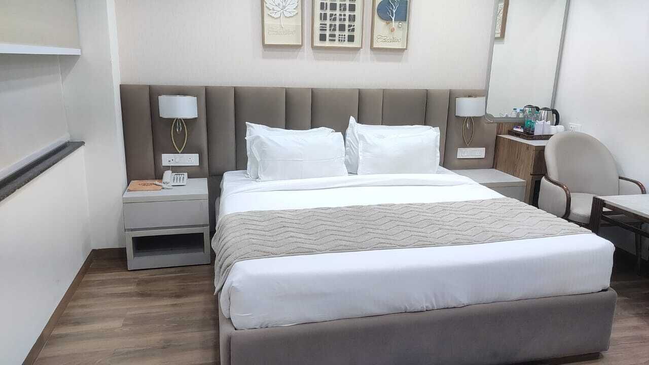 Deluxe Room | Hypo-allergenic bedding, in-room safe, desk, iron/ironing board