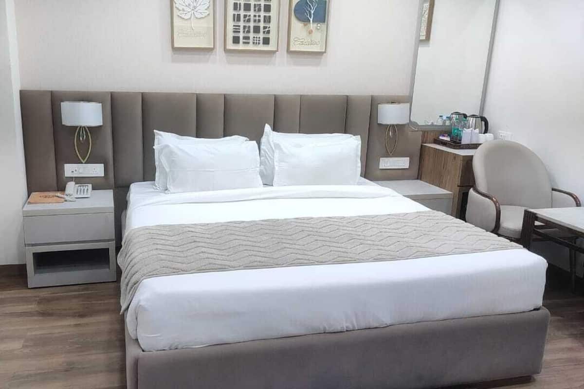 豪華客房 | 防敏寢具、房內夾萬、書桌、熨斗/熨衫板