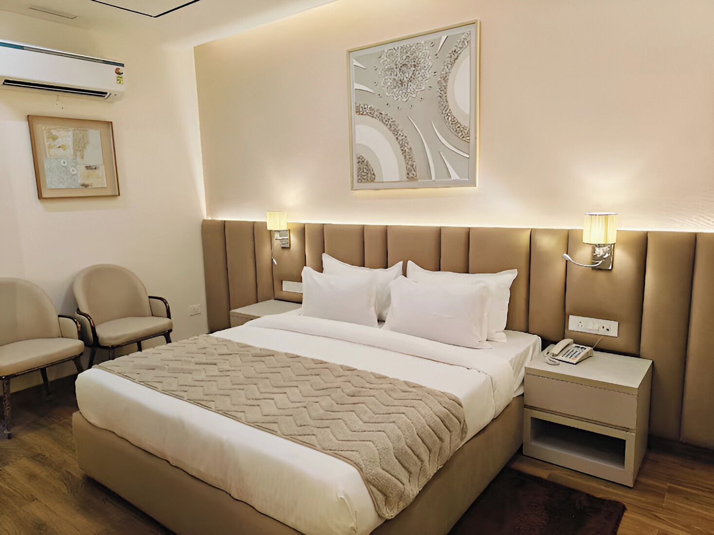 Classic Room | Hypo-allergenic bedding, in-room safe, desk, iron/ironing board