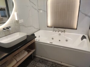 Superior Suite | Bathroom | Shower, towels, soap, shampoo - HOTEL PALLAVI GRAND (Panchkula)