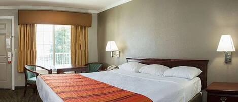 Planxa i posts de planxar, wifi i roba de llit