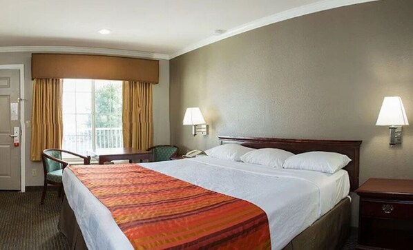 Een strijkplank/strijkijzer, wifi, beddengoed