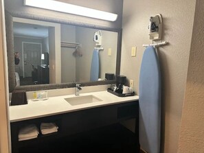 Een haardroger, handdoeken, zeep, toiletpapier