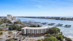 Un hôtel situé au bord de l’eau, doté d’un port de plaisance, d’un parking et entouré d’autres bâtiments.