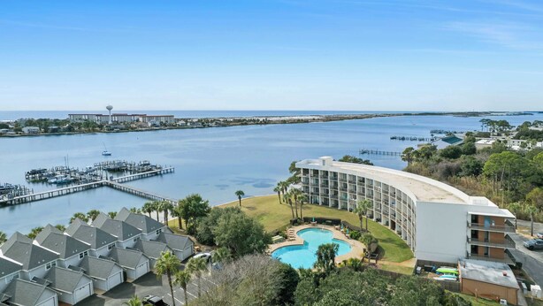 Un hôtel situé sur la côte, doté d’une piscine, d’un port de plaisance et offrant une vue sur l’océan.