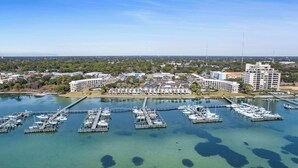 Un port de plaisance doté de plusieurs quais et abritant de nombreux bateaux, entouré de bâtiments et de verdure.