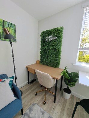 Smart TV, Netflix, streaming services - Studio Apartment East Perth (Perth)