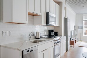 Fridge, microwave, oven, dishwasher - Blueground | Downtown Crossing, view, nr Boston Common (Boston)