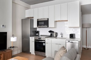Frigorifero, microonde, forno, lavastoviglie