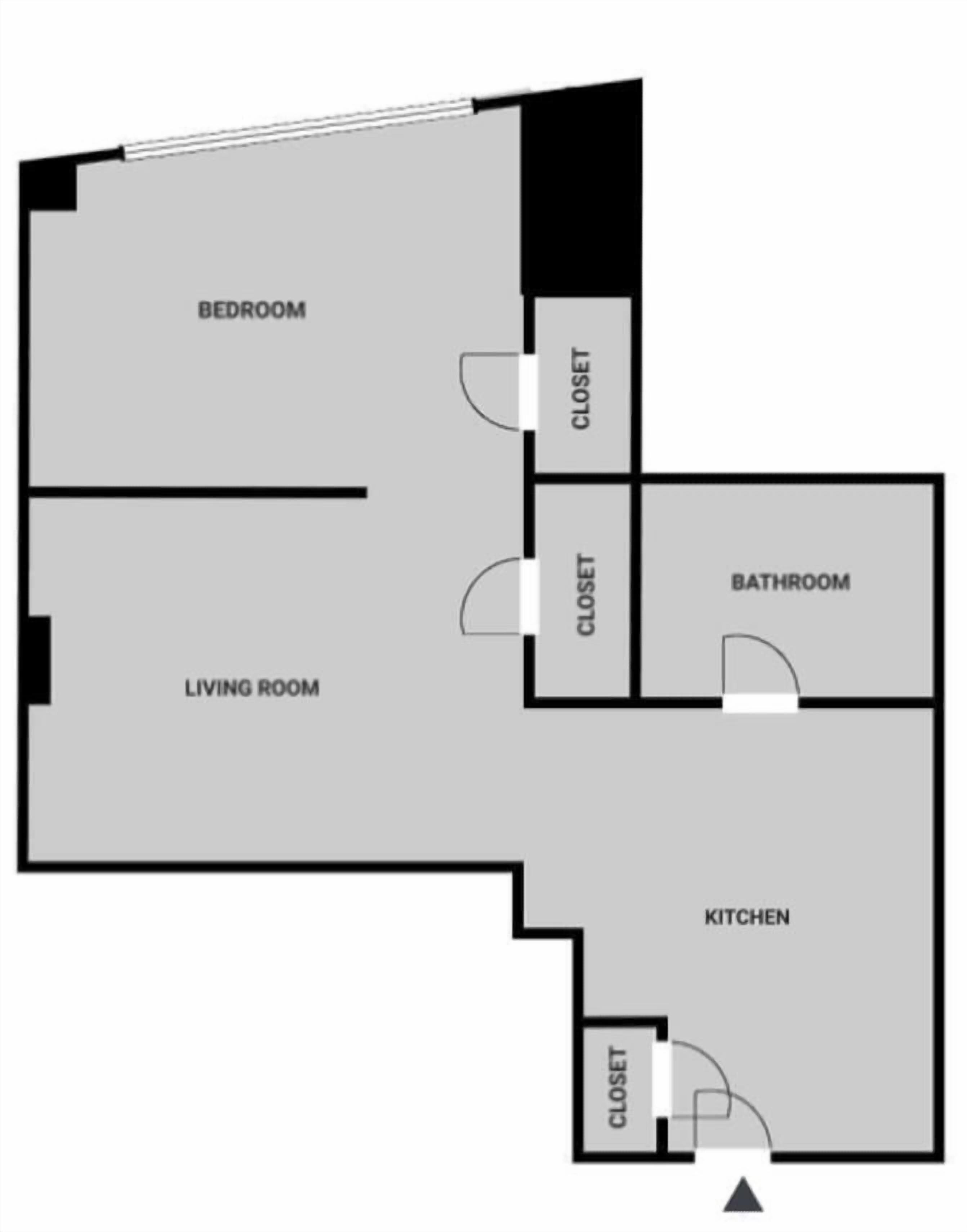 Ein Grundriss mit Schlafzimmer, Wohnzimmer, Bad, Küche und zwei Abstellkammern.