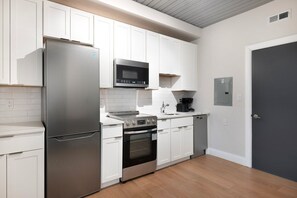 Kühlschrank, Mikrowelle, Ofen, Geschirrspüler