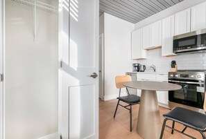 Fridge, microwave, oven, dishwasher - Blueground | Downtown Crossing, view, nr Boston Common (Boston)