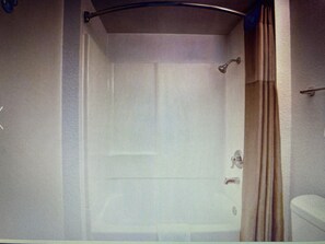 Hair dryer, towels, soap, toilet paper - Have a super stay in our 1-bedroom hotel with AC in sunny Sunnyvale (Sunnyvale)