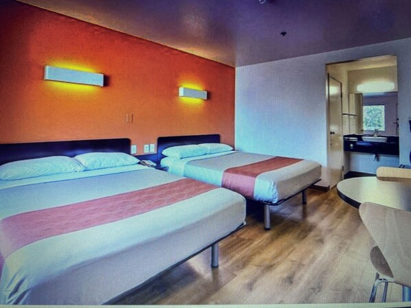 Tabla de planchar con plancha, wifi, ropa de cama