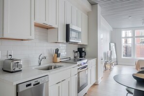 Fridge, microwave, oven, dishwasher - Blueground | Downtown Crossing, view, nr Boston Common (Boston)