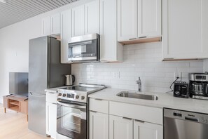 Refrigerador, microondas, horno y lavavajillas 