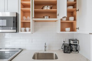 Fridge, microwave, oven, dishwasher - Blueground | Downtown Crossing, view, nr Boston Common (Boston)